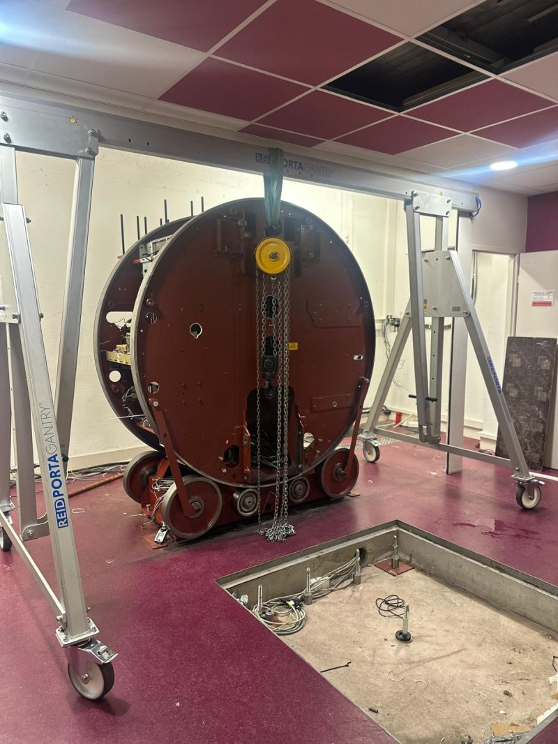Exposed gantry within a lifting frame — Dijon