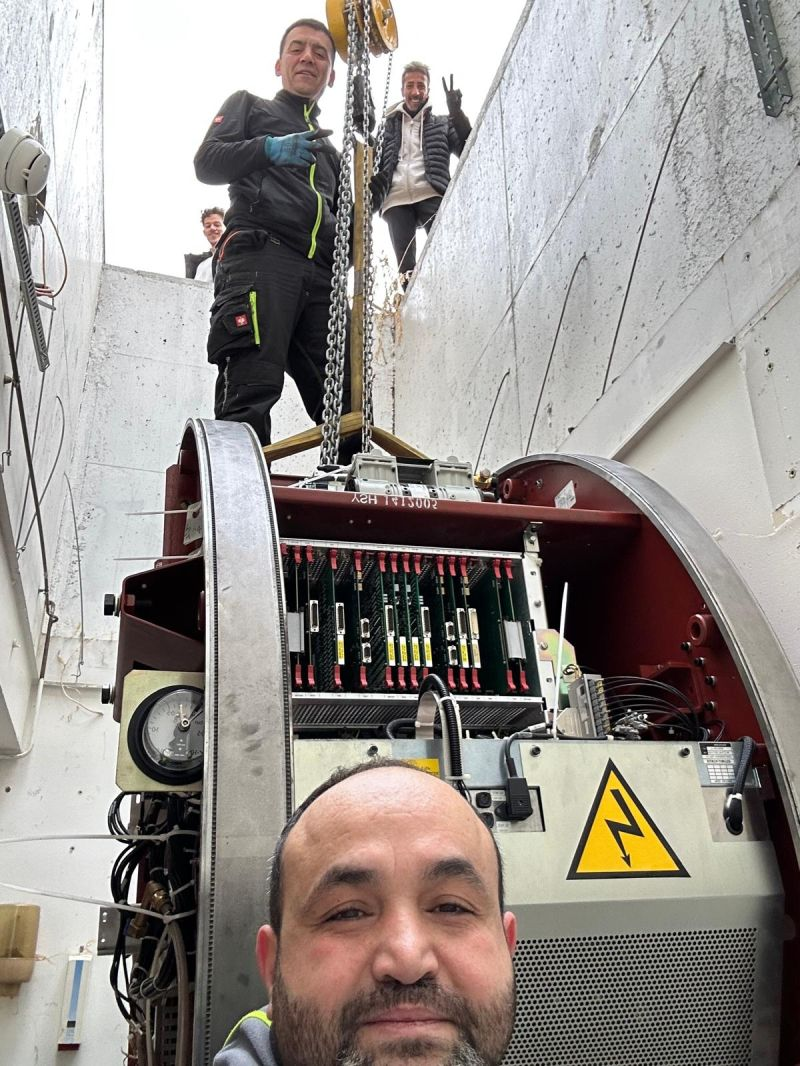 Gantry and lifting equipment in a narrow passage — Dijon