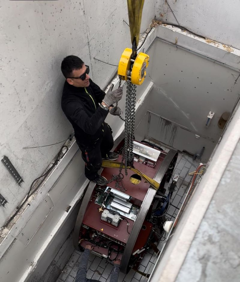 Hoist work on the gantry in a narrow passage — Dijon