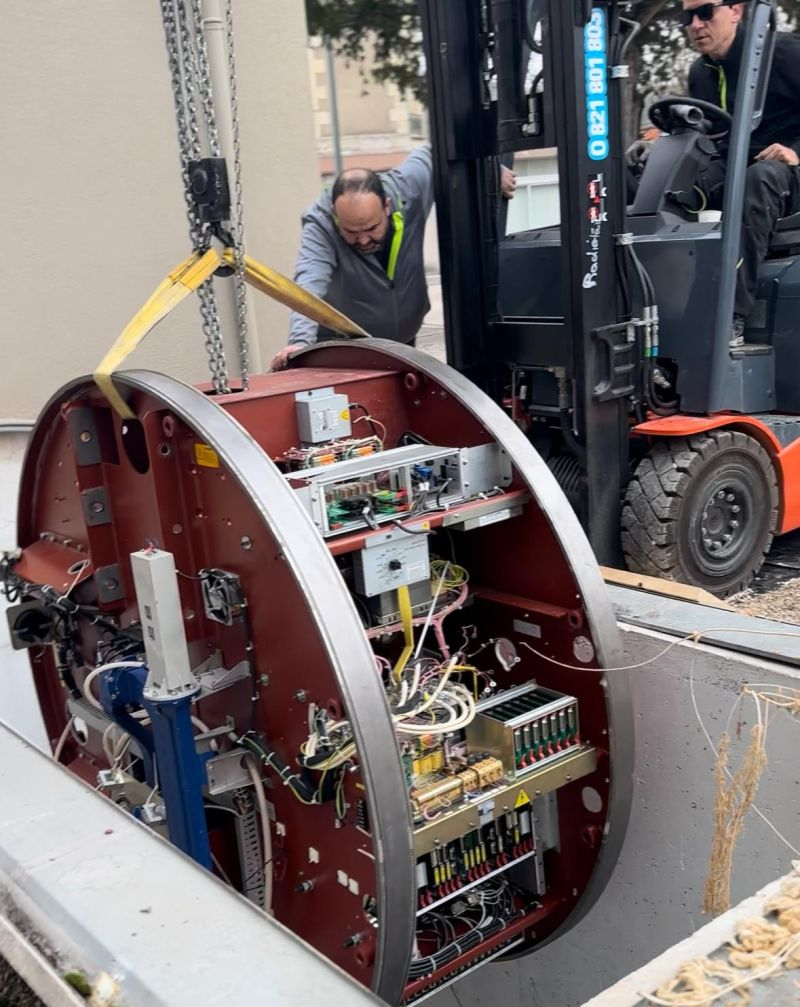 Forklift and lifting slings beside a gantry component — Dijon