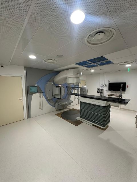 LINAC and patient table in the treatment room — Forcilles
