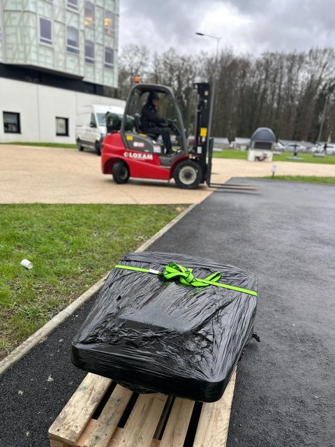 Wrapped equipment component and forklift outdoors — Forcilles