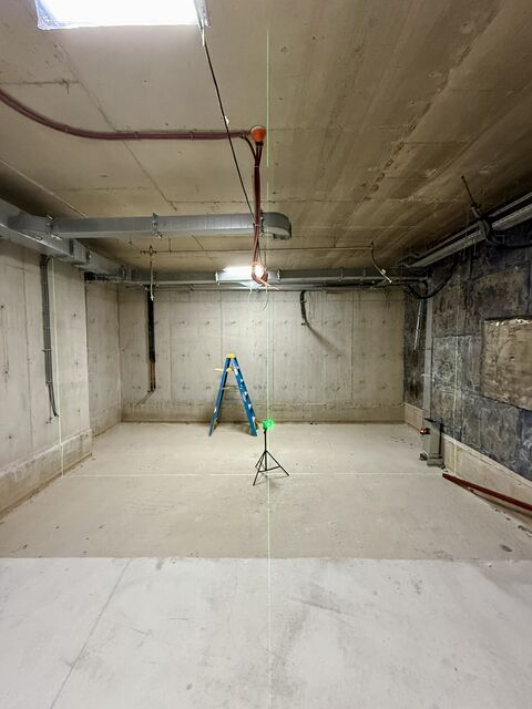 Room with exposed ceiling ducts and services — Gaziantep