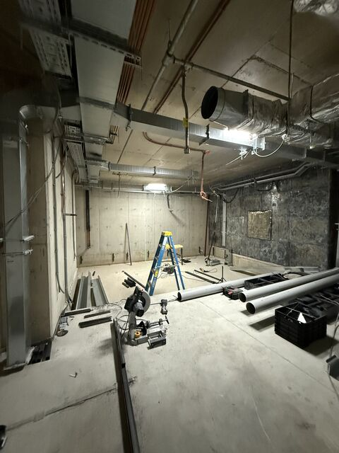 Exposed pipework and ceiling ducts in the room — Gaziantep