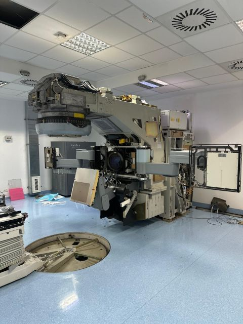 Side view of the exposed LINAC head and body — Iași