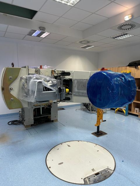 LINAC arm with its head wrapped before transport — Iași
