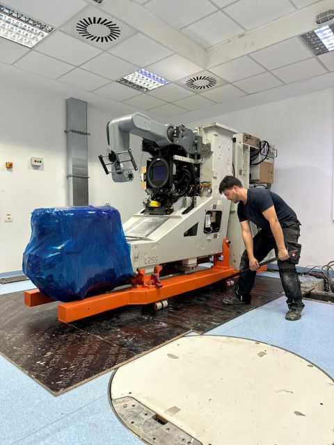Site work on the LINAC on its transport frame — Iași