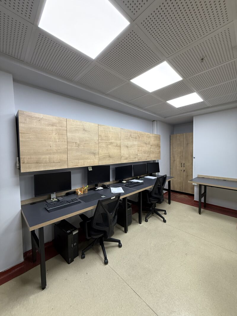 Work area arranged with monitors and chairs — Rize