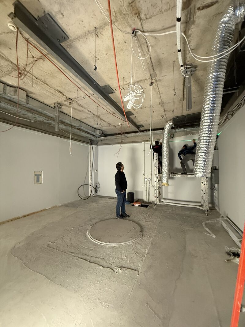 Room with exposed ceiling ducts and services — Rize