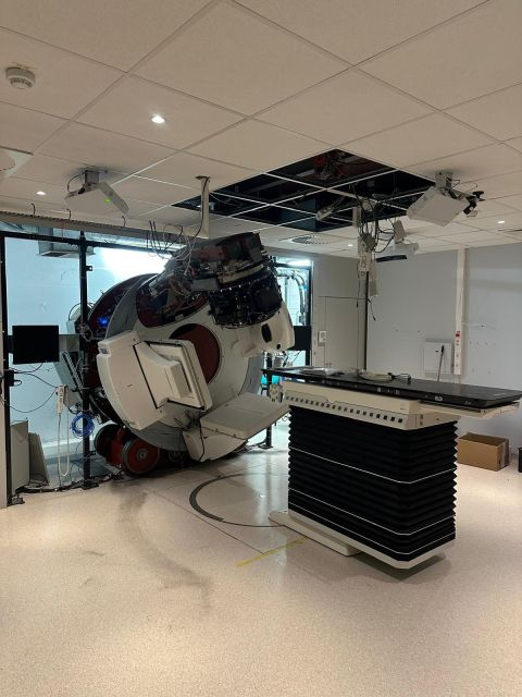 Exposed cables and mechanical parts in the LINAC body — Saint-Luc