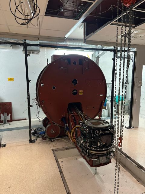 LINAC treatment head lowered in front of the gantry — Saint-Luc
