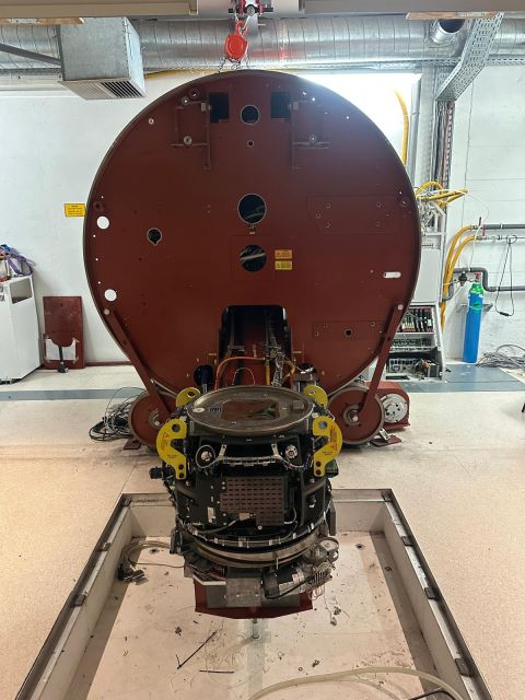 Exposed LINAC head supported by a chain hoist — Saint-Luc