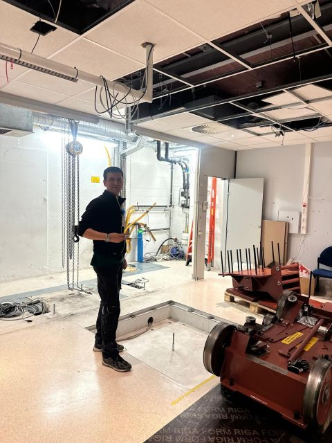 Team member beside the gantry support base — Saint-Luc