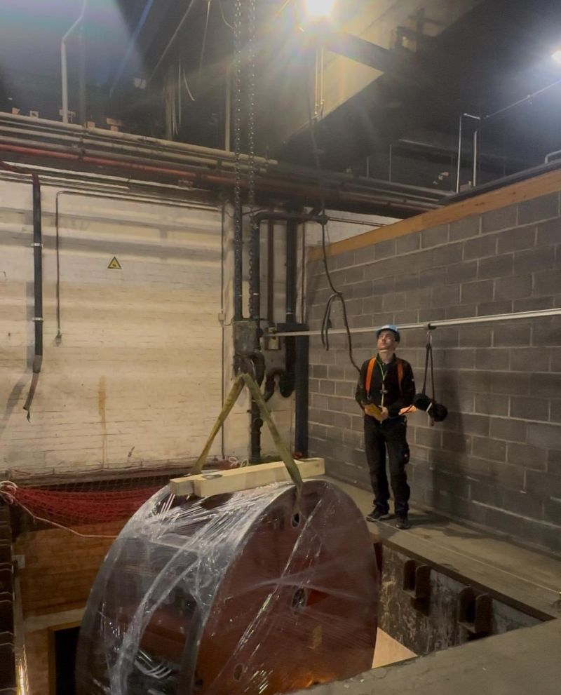 Wrapped gantry component with lifting attachments fitted — Saint-Luc